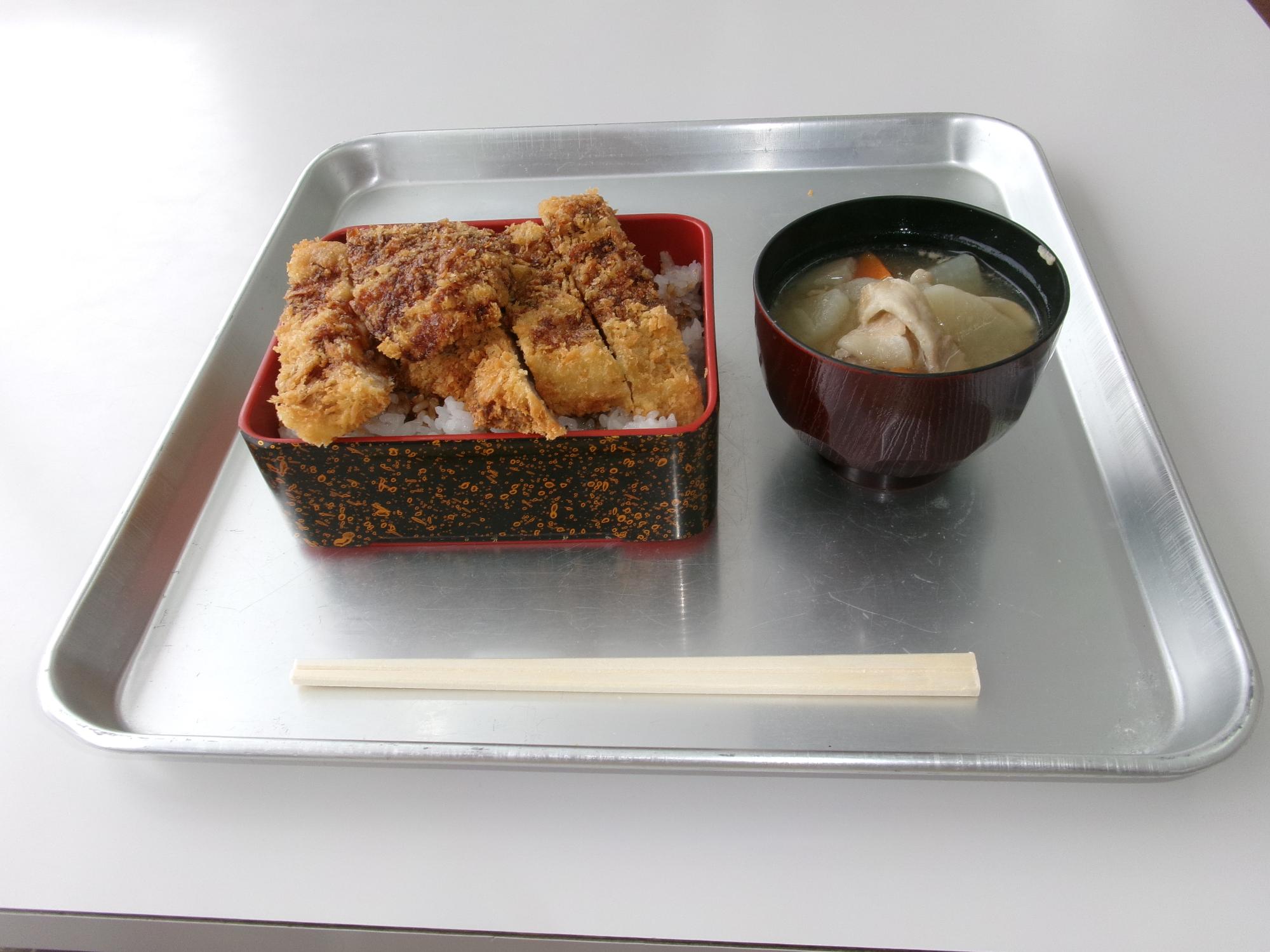 とんかつ重（とん汁付）の写真