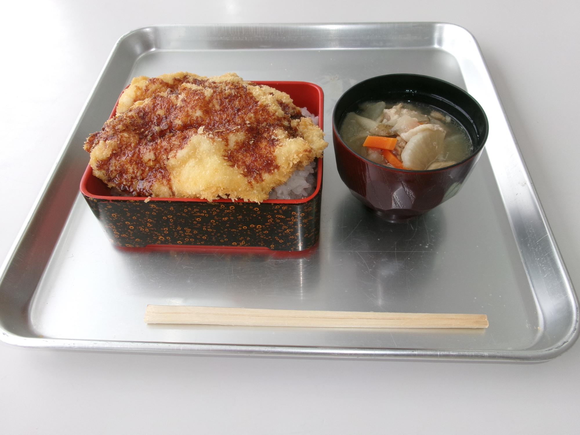 鳥かつ重（とん汁付）の写真