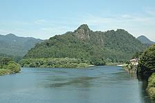 2つの川の合流部に津川城跡がある半島の山の写真
