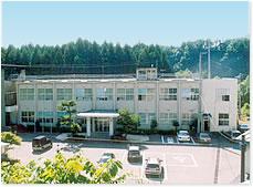 白い外壁で2階建ての三川支所の建物と敷地内の駐車場に停まっている数台の車の写真