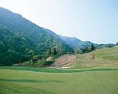 緑の芝生がきれいなゴルフ場を写した写真