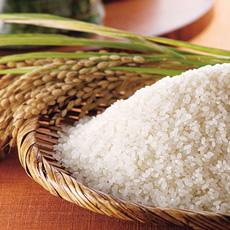 真っ白なお米と稲穂が飾られているかごのアップの写真