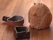 ふくろうの焼き物と2個の陶芸作品の写真